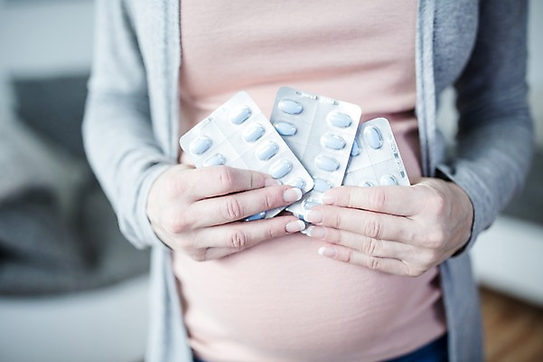 포토 JPG 서양인 여자 한명 서기 들기 사람 손짓 근접촬영 상반신 성인 앞모습 신체부위 30대 소파 알약 임산부 잡기 태아 복부 성인여자한명만 국내포토 외국인 1 뷰포인트 의자 모션 장년 약 임신 여자한명만 성인여자만 파일형식