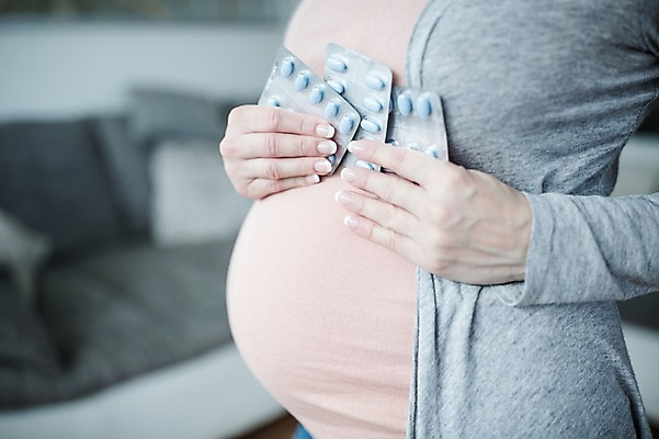 포토 JPG 서양인 여자 거실 한명 서기 들기 사람 손짓 상반신 성인 옆모습 신체부위 30대 소파 약 임산부 잡기 태아 복부 성인여자한명만 국내포토 외국인 1 뷰포인트 의자 의학 모션 장년 임신 여자한명만 성인여자만 파일형식
