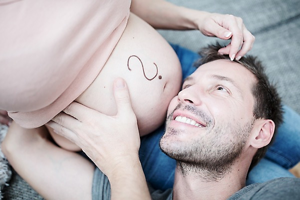 포토 JPG 서양인 부부 응시 여자 남자 행복 사람 앉기 손짓 상반신 성인 두명 옆모습 30대 눕기 임산부 만지기 물음표 태아 무릎베개 복부 성인만 국내포토 외국인 기호 커플 시선 감정 뷰포인트 모션 신체부위 장년 임신 파일형식