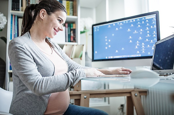 포토 JPG 서양인 응시 여자 한명 미소 사람 앉기 손짓 상반신 성인 옆모습 30대 노트북 컴퓨터 임산부 활발 책상 즐거움 태아 재택근무 워킹맘 성인여자한명만 국내포토 외국인 1 시선 감정 뷰포인트 가구 컨셉 비즈니스 모션 엄마 표정 장년 전자제품 임신 비즈니스우먼 여자한명만 성인여자만 파일형식