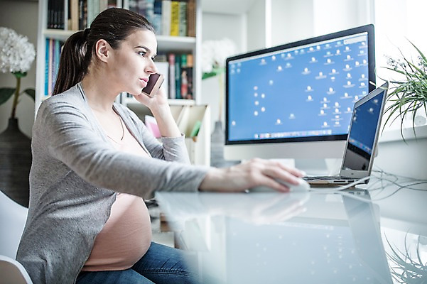 포토 JPG 서양인 응시 여자 한명 사람 앉기 손짓 상반신 성인 옆모습 30대 노트북 스마트폰 컴퓨터 임산부 마우스 책상 통화 태아 재택근무 워킹맘 성인여자한명만 국내포토 외국인 1 시선 뷰포인트 가구 비즈니스 모션 엄마 장년 전자제품 핸드폰 스마트기기 컴퓨터용품 임신 비즈니스우먼 여자한명만 성인여자만 파일형식