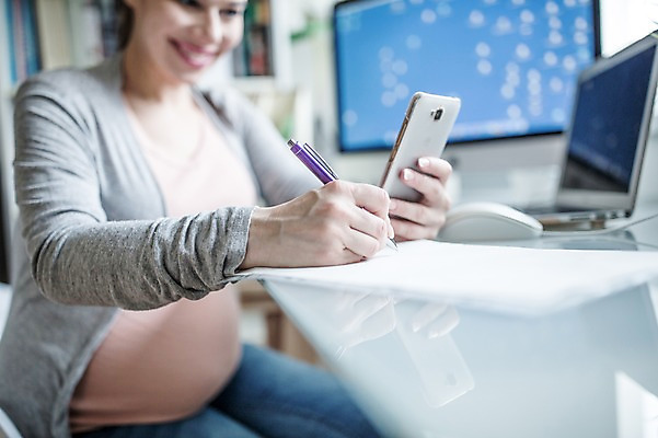 포토 JPG 서양인 응시 여자 한명 미소 사람 앉기 손짓 상반신 성인 옆모습 30대 노트북 스마트폰 컴퓨터 볼펜 임산부 기록 태아 워킹맘 성인여자한명만 국내포토 외국인 1 시선 뷰포인트 모션 엄마 표정 장년 전자제품 핸드폰 스마트기기 펜 임신 비즈니스우먼 여자한명만 성인여자만 파일형식