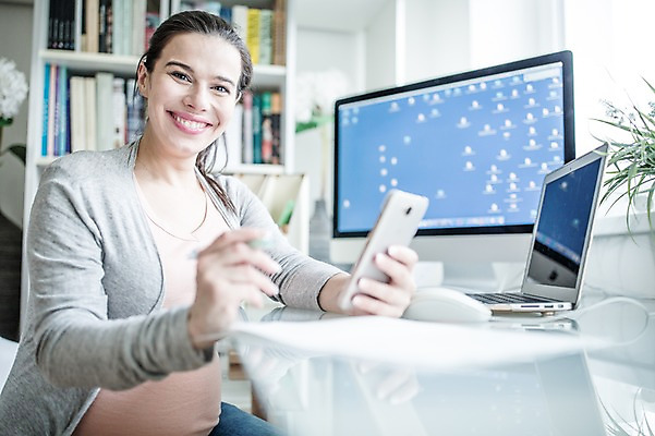 포토 JPG 서양인 여자 책장 한명 미소 사람 앉기 손짓 상반신 성인 앞모습 30대 노트북 스마트폰 컴퓨터 볼펜 임산부 활발 기록 책상 즐거움 태아 재택근무 워킹맘 성인여자한명만 국내포토 외국인 1 감정 뷰포인트 가구 컨셉 비즈니스 모션 엄마 표정 장년 전자제품 핸드폰 스마트기기 펜 임신 비즈니스우먼 여자한명만 성인여자만 파일형식