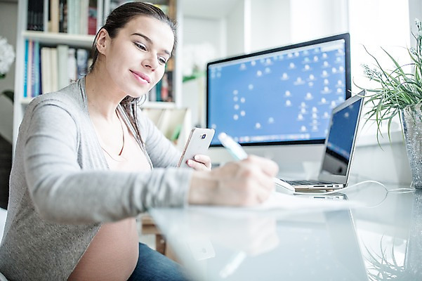 포토 JPG 서양인 응시 여자 책장 한명 미소 사람 앉기 손짓 상반신 성인 옆모습 30대 노트북 스마트폰 컴퓨터 임산부 기록 책상 태아 재택근무 워킹맘 성인여자한명만 국내포토 외국인 1 시선 뷰포인트 가구 비즈니스 모션 엄마 표정 장년 전자제품 핸드폰 스마트기기 임신 비즈니스우먼 여자한명만 성인여자만 파일형식