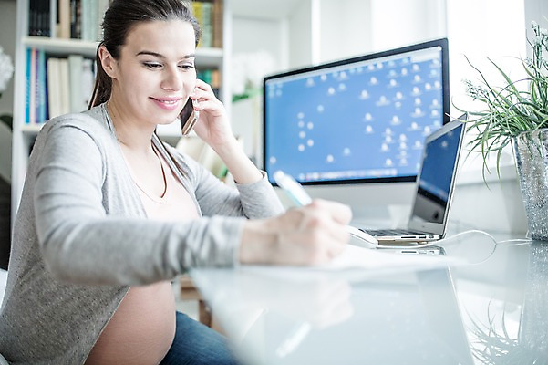 포토 JPG 서양인 여자 한명 미소 사람 앉기 손짓 상반신 성인 옆모습 30대 노트북 컴퓨터 임산부 활발 기록 책상 즐거움 통화 태아 재택근무 워킹맘 성인여자한명만 국내포토 외국인 1 감정 뷰포인트 가구 컨셉 비즈니스 모션 엄마 표정 장년 전자제품 임신 비즈니스우먼 여자한명만 성인여자만 파일형식