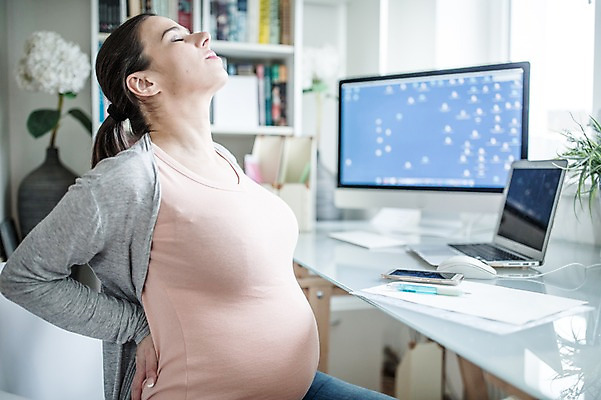포토 JPG 서양인 여자 책장 피곤 한명 사람 앉기 손짓 상반신 성인 옆모습 30대 노트북 컴퓨터 눈감음 스트레칭 임산부 책상 태아 재택근무 워킹맘 힘듦 성인여자한명만 국내포토 외국인 1 뷰포인트 가구 컨셉 비즈니스 모션 엄마 장년 전자제품 운동 임신 비즈니스우먼 여자한명만 성인여자만 파일형식