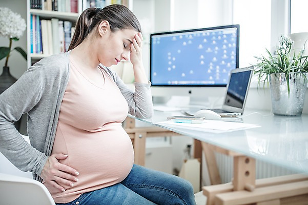 포토 JPG 전신 서양인 여자 화분 허리손 책장 피곤 한명 사람 앉기 손짓 상반신 성인 옆모습 30대 노트북 컴퓨터 눈감음 임산부 책상 태아 재택근무 워킹맘 힘듦 성인여자한명만 국내포토 외국인 1 뷰포인트 포즈 가구 컨셉 비즈니스 모션 엄마 장년 전자제품 임신 비즈니스우먼 여자한명만 성인여자만 파일형식