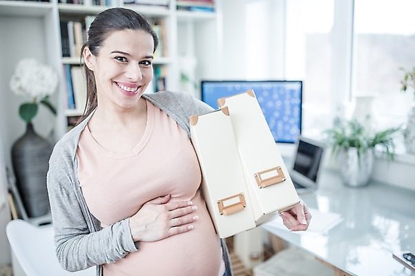 포토 JPG 서양인 여자 책장 한명 서기 미소 들기 사람 손짓 상반신 성인 앞모습 30대 컴퓨터 임산부 만지기 책상 태아 재택근무 워킹맘 성인여자한명만 국내포토 외국인 1 뷰포인트 가구 비즈니스 모션 엄마 표정 장년 전자제품 임신 비즈니스우먼 여자한명만 성인여자만 파일형식