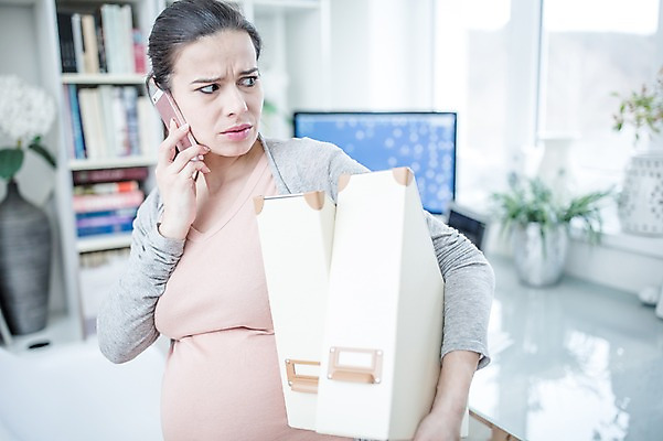 포토 JPG 서양인 응시 여자 책장 한명 서기 들기 사람 손짓 상반신 성인 앞모습 30대 컴퓨터 임산부 분노 짜증 찡그림 책상 통화 태아 재택근무 워킹맘 성인여자한명만 국내포토 외국인 1 시선 감정 뷰포인트 가구 비즈니스 모션 엄마 표정 장년 전자제품 임신 비즈니스우먼 여자한명만 성인여자만 파일형식