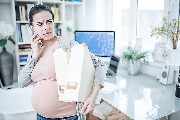포토 JPG 서양인 응시 여자 책장 한명 서기 들기 사람 손짓 상반신 성인 앞모습 30대 컴퓨터 임산부 분노 짜증 찡그림 책상 통화 태아 재택근무 워킹맘 성인여자한명만 국내포토 외국인 1 시선 감정 뷰포인트 가구 비즈니스 모션 엄마 표정 장년 전자제품 임신 비즈니스우먼 여자한명만 성인여자만 파일형식