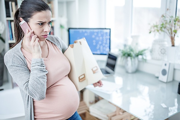 포토 JPG 서양인 여자 책장 한명 서기 들기 사람 손짓 상반신 성인 옆모습 30대 컴퓨터 임산부 분노 짜증 찡그림 책상 통화 태아 재택근무 워킹맘 성인여자한명만 국내포토 외국인 1 감정 뷰포인트 가구 비즈니스 모션 엄마 표정 장년 전자제품 임신 비즈니스우먼 여자한명만 성인여자만 파일형식