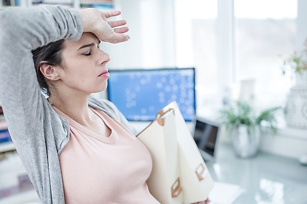 포토 JPG 서양인 여자 한명 서기 들기 사람 손짓 상반신 성인 옆모습 30대 컴퓨터 손들기 눈감음 임산부 책상 태아 재택근무 워킹맘 힘듦 성인여자한명만 국내포토 외국인 1 뷰포인트 가구 컨셉 비즈니스 모션 엄마 장년 전자제품 임신 비즈니스우먼 여자한명만 성인여자만 파일형식