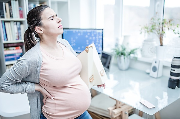 포토 JPG 서양인 여자 책장 한명 서기 들기 사람 손짓 상반신 성인 옆모습 30대 컴퓨터 눈감음 임산부 찡그림 책상 태아 재택근무 워킹맘 허리통증 힘듦 성인여자한명만 국내포토 외국인 1 뷰포인트 가구 컨셉 비즈니스 모션 엄마 표정 장년 전자제품 임신 고통 비즈니스우먼 여자한명만 성인여자만 파일형식