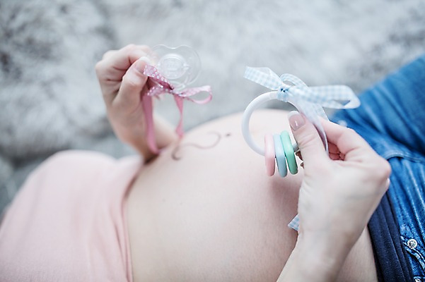 포토 JPG 서양인 손 여자 리본 한명 들기 사람 손짓 근접촬영 상반신 성인 옆모습 신체부위 30대 눕기 임산부 잡기 노리개젖꼭지 딸랑이 태아 복부 성인여자한명만 국내포토 외국인 1 뷰포인트 모션 장년 임신 아기용품 여자한명만 성인여자만 파일형식