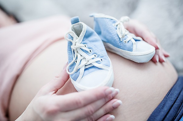 포토 JPG 서양인 손 여자 한명 사람 손짓 근접촬영 상반신 성인 옆모습 신체부위 30대 눕기 임산부 아기신발 태아 복부 성인여자한명만 국내포토 외국인 1 뷰포인트 신발 모션 장년 임신 아기용품 여자한명만 성인여자만 파일형식