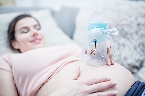 포토 JPG 서양인 응시 여자 한명 미소 사람 손짓 상반신 성인 앞모습 신체부위 30대 눕기 임산부 만지기 젖병 태아 복부 성인여자한명만 국내포토 외국인 1 시선 뷰포인트 모션 표정 장년 임신 아기용품 여자한명만 성인여자만 파일형식