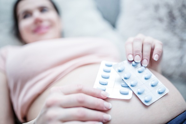 포토 JPG 서양인 여자 한명 사람 손짓 상반신 성인 앞모습 신체부위 30대 소파 눕기 알약 임산부 잡기 태아 복부 성인여자한명만 국내포토 외국인 1 뷰포인트 의자 모션 장년 약 임신 여자한명만 성인여자만 파일형식