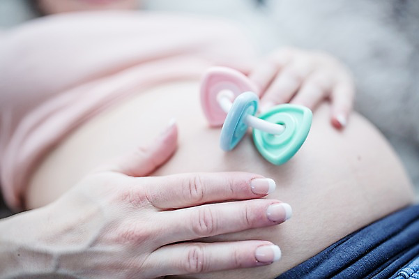 포토 JPG 서양인 손 여자 한명 사람 손짓 근접촬영 상반신 성인 앞모습 신체부위 30대 눕기 임산부 만지기 딸랑이 태아 복부 성인여자한명만 국내포토 외국인 1 뷰포인트 모션 장년 임신 아기용품 여자한명만 성인여자만 파일형식