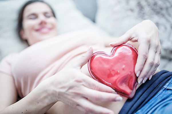 포토 JPG 서양인 여자 거실 한명 미소 사람 손짓 상반신 성인 앞모습 30대 소파 눕기 임산부 하트 태아 성인여자한명만 국내포토 모양 외국인 1 뷰포인트 의자 모션 표정 장년 임신 여자한명만 성인여자만 파일형식