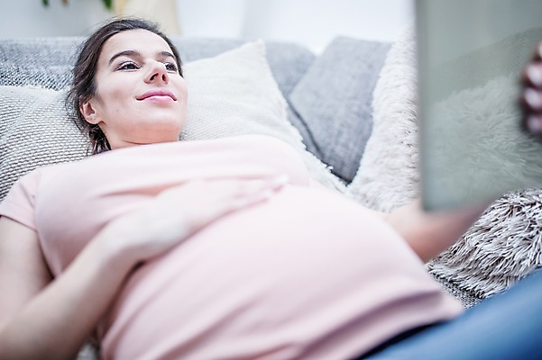 포토 JPG 서양인 여자 거실 한명 미소 들기 사람 상반신 성인 앞모습 30대 소파 태블릿 눕기 임산부 태아 성인여자한명만 국내포토 외국인 1 뷰포인트 의자 모션 표정 장년 전자제품 스마트기기 임신 여자한명만 성인여자만 파일형식