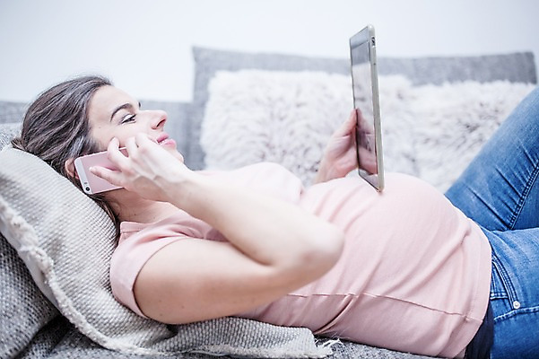 포토 JPG 서양인 여자 쿠션 거실 한명 들기 사람 상반신 성인 옆모습 30대 스마트폰 소파 태블릿 눕기 임산부 통화 태아 성인여자한명만 국내포토 외국인 1 뷰포인트 의자 모션 장년 전자제품 핸드폰 스마트기기 임신 여자한명만 성인여자만 파일형식