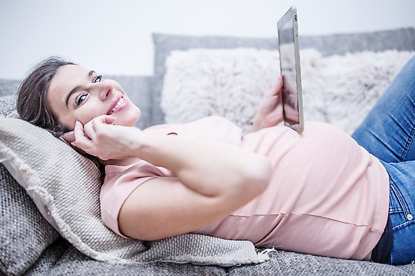 포토 JPG 서양인 여자 쿠션 거실 한명 미소 들기 사람 상반신 성인 옆모습 30대 스마트폰 소파 태블릿 눕기 임산부 통화 태아 성인여자한명만 국내포토 외국인 1 뷰포인트 의자 모션 표정 장년 전자제품 핸드폰 스마트기기 임신 여자한명만 성인여자만 파일형식