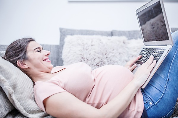 포토 JPG 서양인 응시 여자 거실 한명 미소 사람 상반신 성인 옆모습 30대 노트북 소파 눕기 임산부 검색 태아 성인여자한명만 국내포토 외국인 1 시선 뷰포인트 의자 모션 표정 장년 전자제품 임신 여자한명만 성인여자만 파일형식