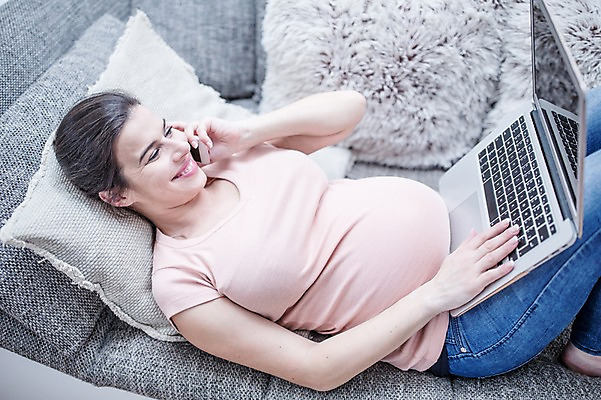 포토 JPG 서양인 여자 쿠션 거실 한명 미소 사람 상반신 성인 옆모습 30대 노트북 스마트폰 소파 눕기 임산부 통화 태아 성인여자한명만 국내포토 외국인 1 뷰포인트 의자 모션 표정 장년 전자제품 핸드폰 스마트기기 임신 여자한명만 성인여자만 파일형식