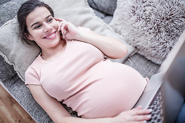 포토 JPG 서양인 여자 거실 한명 미소 들기 사람 손짓 상반신 성인 앞모습 30대 노트북 스마트폰 소파 눕기 임산부 통화 태아 성인여자한명만 국내포토 외국인 1 뷰포인트 의자 모션 표정 장년 전자제품 핸드폰 스마트기기 임신 여자한명만 성인여자만 파일형식