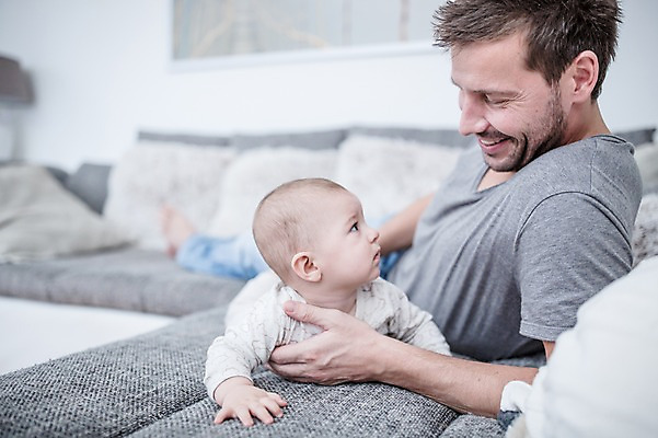 포토 JPG 전신 서양인 응시 남자 행복 아들 엎드리기 액자 거실 사랑 미소 사람 상반신 성인 두명 옆모습 30대 소파 마주보기 육아 아기 잡기 아빠 돌봄 부자지간 남자만 남성육아휴직 육아대디 싱글대디 한부모가족 국내포토 외국인 시선 감정 뷰포인트 의자 가족 모션 표정 장년 파일형식 육아휴직