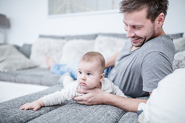 포토 JPG 전신 서양인 남자 행복 아들 엎드리기 거실 사랑 미소 사람 상반신 성인 두명 앞모습 옆모습 30대 소파 육아 아기 잡기 아빠 돌봄 부자지간 남자만 남성육아휴직 육아대디 싱글대디 한부모가족 국내포토 외국인 감정 뷰포인트 의자 가족 모션 표정 장년 파일형식 육아휴직