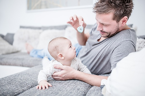 포토 JPG 전신 서양인 응시 남자 행복 아들 엎드리기 거실 사랑 미소 들기 사람 성인 두명 옆모습 30대 소파 눕기 마주보기 육아 아기 아빠 즐거움 딸랑이 돌봄 부자지간 남자만 남성육아휴직 육아대디 싱글대디 한부모가족 국내포토 외국인 시선 감정 뷰포인트 의자 가족 모션 표정 장년 아기용품 파일형식 육아휴직