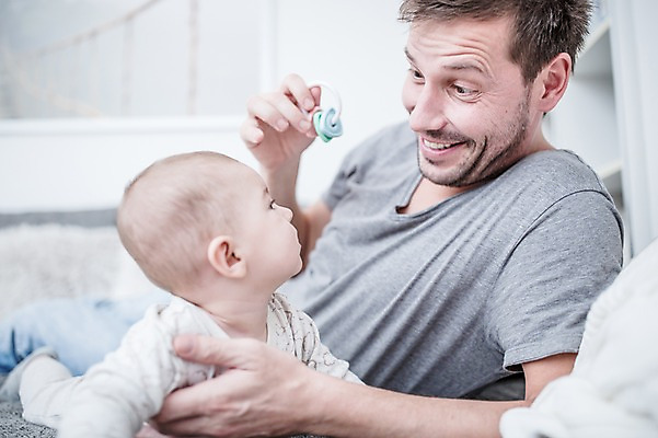포토 JPG 서양인 응시 남자 행복 아들 엎드리기 거실 사랑 미소 들기 사람 상반신 성인 두명 앞모습 옆모습 30대 소파 마주보기 육아 아기 아빠 즐거움 딸랑이 돌봄 부자지간 남자만 남성육아휴직 육아대디 싱글대디 한부모가족 국내포토 외국인 시선 감정 뷰포인트 의자 가족 모션 표정 장년 아기용품 파일형식 육아휴직