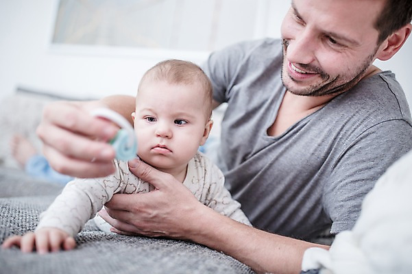 포토 JPG 서양인 응시 남자 행복 아들 엎드리기 거실 사랑 미소 들기 사람 상반신 성인 두명 앞모습 30대 소파 육아 아기 잡기 아빠 즐거움 딸랑이 돌봄 부자지간 남자만 남성육아휴직 육아대디 싱글대디 한부모가족 국내포토 외국인 시선 감정 뷰포인트 의자 가족 모션 표정 장년 아기용품 파일형식 육아휴직