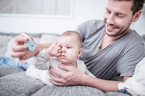 포토 JPG 서양인 응시 남자 행복 아들 엎드리기 거실 사랑 미소 들기 사람 상반신 성인 두명 앞모습 30대 소파 눕기 육아 아기 잡기 아빠 즐거움 딸랑이 돌봄 부자지간 남자만 남성육아휴직 육아대디 싱글대디 한부모가족 국내포토 외국인 시선 감정 뷰포인트 의자 가족 모션 표정 장년 아기용품 파일형식 육아휴직