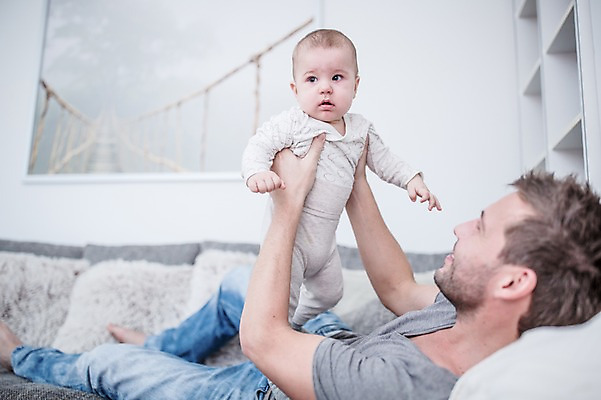 포토 JPG 전신 서양인 응시 남자 행복 아들 거실 가족 안기 책장 미소 들기 사람 성인 두명 앞모습 옆모습 30대 소파 눕기 육아 아기 아빠 돌봄 부자지간 남자만 남성육아휴직 육아대디 싱글대디 한부모가족 국내포토 외국인 시선 감정 뷰포인트 가구 의자 관계 모션 표정 장년 파일형식 육아휴직