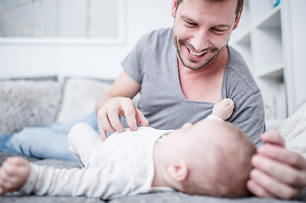 포토 JPG 전신 서양인 남자 행복 아들 거실 가족 책장 사랑 미소 사람 상반신 성인 두명 앞모습 옆모습 30대 소파 눕기 육아 아기 아빠 간지럼 돌봄 부자지간 남자만 남성육아휴직 육아대디 싱글대디 한부모가족 국내포토 외국인 감정 뷰포인트 가구 의자 관계 모션 표정 장년 파일형식 육아휴직