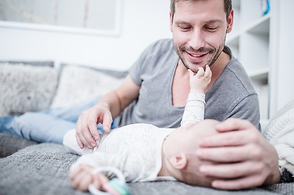 포토 JPG 전신 서양인 응시 남자 행복 아들 거실 책장 사랑 미소 사람 성인 두명 앞모습 옆모습 30대 소파 눕기 만지기 육아 아기 잡기 아빠 즐거움 딸랑이 돌봄 부자지간 남자만 남성육아휴직 육아대디 싱글대디 한부모가족 국내포토 외국인 시선 감정 뷰포인트 가구 의자 가족 모션 표정 장년 아기용품 파일형식 육아휴직