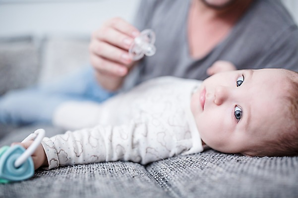 포토 JPG 전신 서양인 응시 남자 행복 아들 거실 사랑 들기 사람 성인 두명 앞모습 옆모습 30대 소파 눕기 육아 올려보기 아기 잡기 아빠 노리개젖꼭지 즐거움 딸랑이 돌봄 부자지간 남자만 남성육아휴직 육아대디 싱글대디 한부모가족 국내포토 외국인 시선 감정 뷰포인트 의자 가족 모션 장년 아기용품 파일형식 육아휴직