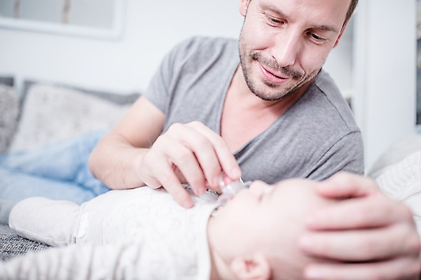 포토 JPG 전신 서양인 응시 남자 행복 아들 거실 사랑 미소 사람 상반신 성인 두명 앞모습 옆모습 30대 소파 눕기 육아 아기 잡기 아빠 노리개젖꼭지 돌봄 부자지간 남자만 남성육아휴직 육아대디 싱글대디 한부모가족 국내포토 외국인 시선 감정 뷰포인트 의자 가족 모션 표정 장년 아기용품 파일형식 육아휴직