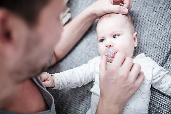 포토 JPG 서양인 응시 남자 행복 아들 거실 사랑 사람 상반신 성인 두명 앞모습 옆모습 30대 소파 눕기 육아 아기 아빠 노리개젖꼭지 돌봄 부자지간 남자만 남성육아휴직 육아대디 싱글대디 한부모가족 국내포토 외국인 시선 감정 뷰포인트 의자 가족 모션 장년 아기용품 파일형식 육아휴직