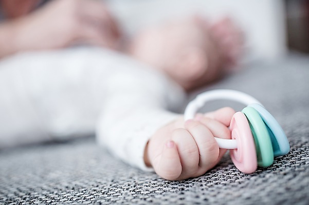 포토 JPG 서양인 손 남자 거실 한명 사람 근접촬영 상반신 성인 옆모습 아웃포커스 신체부위 눕기 아기 잡기 잠 딸랑이 국내포토 외국인 1 뷰포인트 모션 촬영기법 아기용품 파일형식