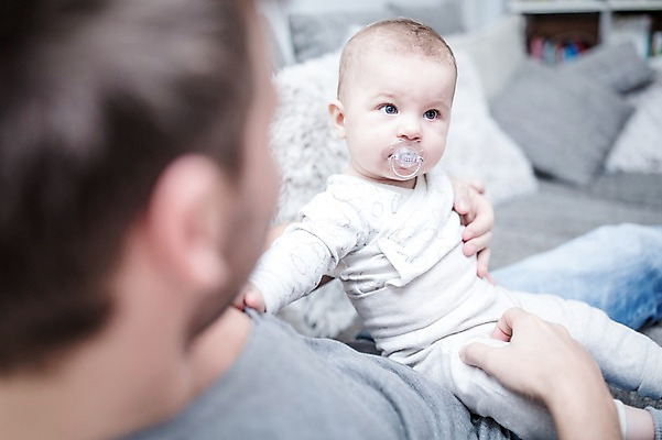 포토 JPG 서양인 응시 남자 아들 거실 안기 사람 앉기 상반신 성인 두명 옆모습 30대 소파 육아 올려보기 아기 잡기 아빠 노리개젖꼭지 돌봄 부자지간 남자만 남성육아휴직 육아대디 싱글대디 한부모가족 국내포토 외국인 시선 뷰포인트 의자 가족 모션 장년 아기용품 파일형식 육아휴직