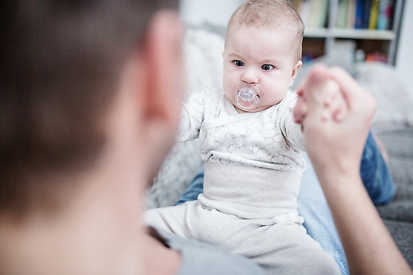 포토 JPG 전신 서양인 응시 남자 아들 거실 책장 사람 앉기 상반신 성인 두명 앞모습 뒷모습 30대 소파 육아 짜증 아기 잡기 아빠 노리개젖꼭지 돌봄 부자지간 남자만 남성육아휴직 육아대디 싱글대디 한부모가족 국내포토 외국인 시선 감정 뷰포인트 가구 의자 가족 모션 장년 아기용품 파일형식 육아휴직