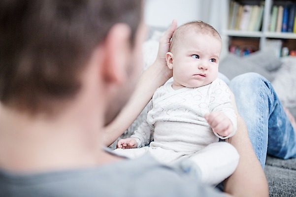 포토 JPG 전신 서양인 응시 남자 아들 거실 안기 책장 사람 앉기 상반신 성인 두명 앞모습 뒷모습 30대 소파 육아 짜증 아기 잡기 찡그림 아빠 돌봄 부자지간 남자만 남성육아휴직 육아대디 싱글대디 한부모가족 국내포토 외국인 시선 감정 뷰포인트 가구 의자 가족 모션 표정 장년 파일형식 육아휴직