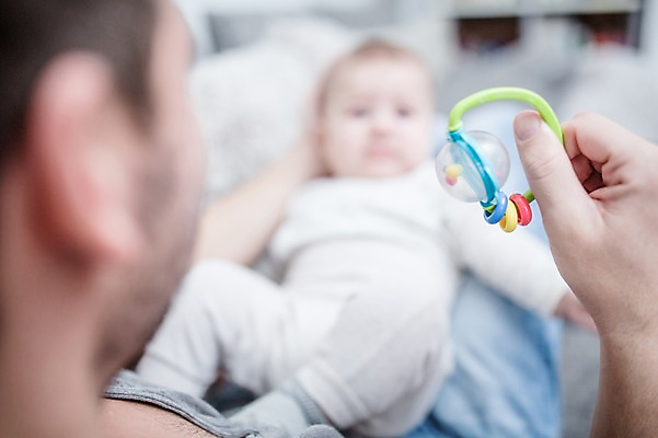포토 JPG 전신 서양인 남자 아들 거실 들기 사람 앉기 근접촬영 성인 두명 앞모습 옆모습 30대 소파 눕기 육아 아기 잡기 아빠 딸랑이 돌봄 부자지간 남자만 남성육아휴직 육아대디 싱글대디 한부모가족 국내포토 외국인 뷰포인트 의자 가족 모션 장년 아기용품 파일형식 육아휴직