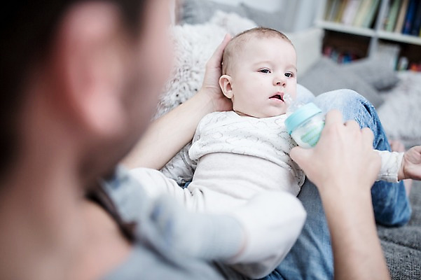 포토 JPG 전신 서양인 남자 아들 거실 사람 앉기 성인 두명 앞모습 옆모습 30대 소파 눕기 육아 아기 잡기 아빠 젖병 먹여주기 돌봄 부자지간 남자만 남성육아휴직 육아대디 싱글대디 한부모가족 국내포토 외국인 뷰포인트 의자 가족 모션 장년 아기용품 먹기 파일형식 육아휴직