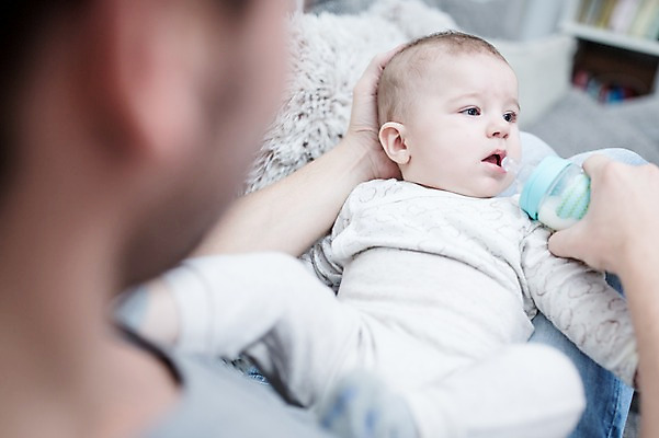 포토 JPG 전신 서양인 남자 아들 거실 사람 앉기 상반신 성인 두명 앞모습 옆모습 30대 소파 눕기 육아 아기 아빠 젖병 먹여주기 돌봄 부자지간 남자만 남성육아휴직 육아대디 싱글대디 한부모가족 국내포토 외국인 뷰포인트 의자 가족 모션 장년 아기용품 먹기 파일형식 육아휴직