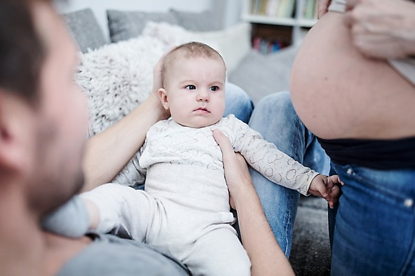 포토 JPG 전신 서양인 응시 여자 남자 가족 안기 엄마 책장 서기 사람 앉기 상반신 성인 앞모습 옆모습 신체부위 세명 30대 소파 눕기 임산부 아기 잡기 찡그림 아빠 복부 국내포토 외국인 시선 뷰포인트 가구 의자 관계 모션 표정 장년 임신 파일형식