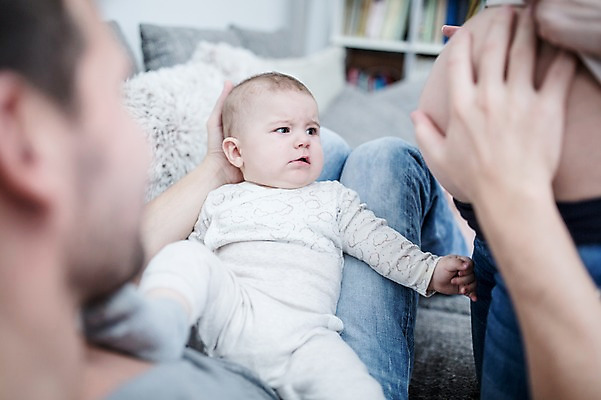 포토 JPG 전신 서양인 응시 여자 남자 가족 엄마 책장 서기 사람 앉기 상반신 성인 앞모습 옆모습 신체부위 세명 30대 소파 눕기 임산부 만지기 아기 찡그림 아빠 복부 국내포토 외국인 시선 뷰포인트 가구 의자 관계 모션 표정 장년 임신 파일형식